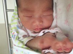 虽年过花甲，宝宝的降临却让他宛如新生